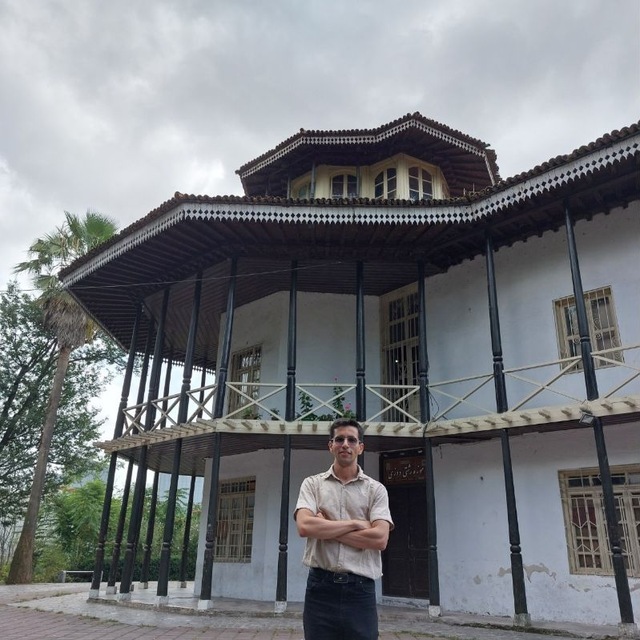 عماد در کنار معماری تاریخی